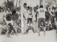 Jogando em campo de terra, com a camisa 10, no aterro do Flamengo