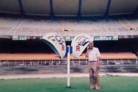 Barbosa no antigo orelhão do Maracanã, em visita ao estádio em 1996