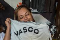 Tereza Borba com uma camisa antiga de goleiro dos tempos de Vasco