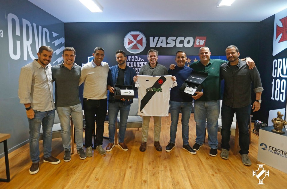 Jorge Salgado mostra como ficará a camisa do Vasco com o novo patrocinador do Vasco