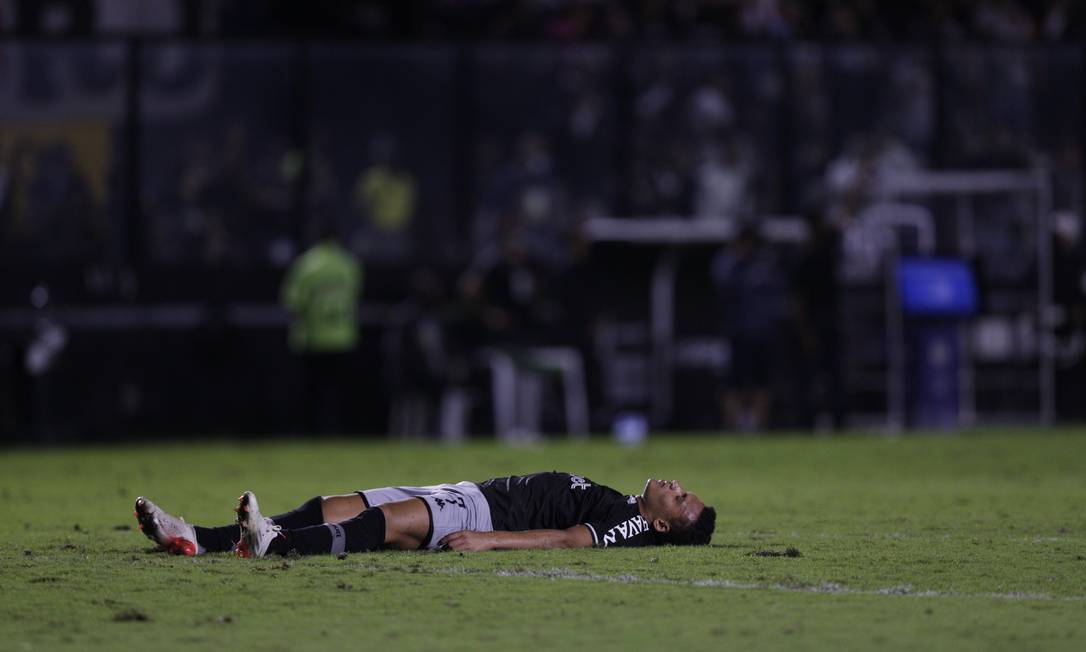 Leo Jabá vai ao chão após o fim do jogo com o CSA, que deixou a situação do Vasco na Série B