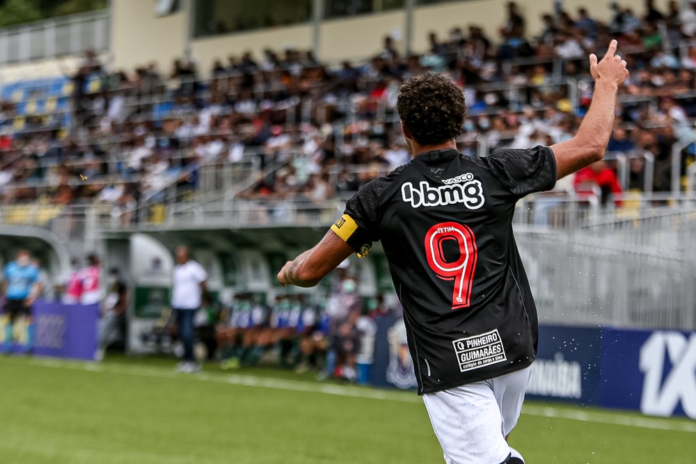 Figueiredo, do Vasco, comemora o gol marcado contra o Lagarto