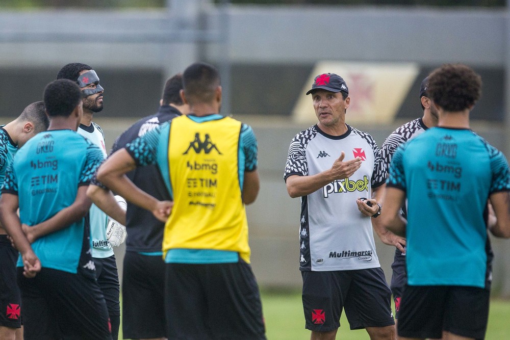 Zé Ricardo, técnico do Vasco, conversa com jogadores durante o treino