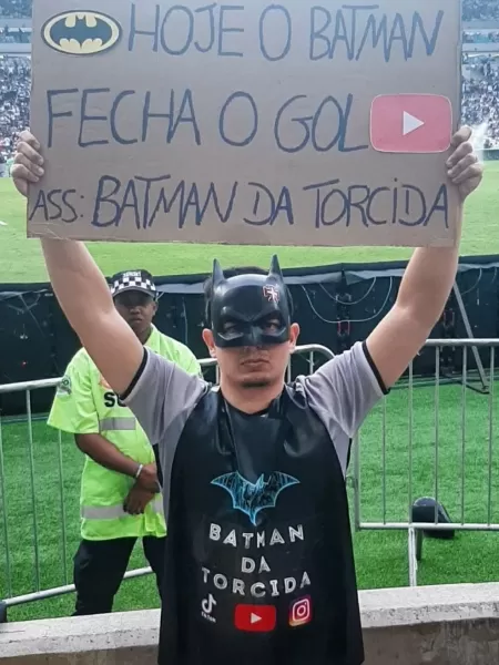 Torcedor do Vasco presta homenagem ao goleiro Thiago Rodrigues nos jogos