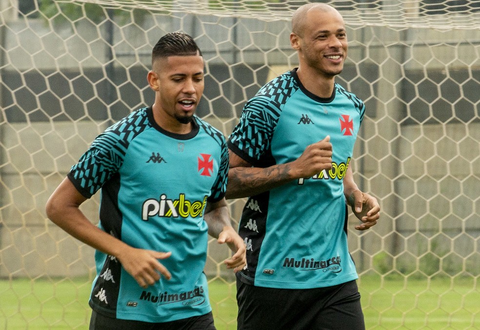 Weverton e Anderson Conceição em ação no treino do Vasco