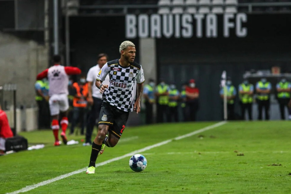 Especulado no Flamengo, saiba como joga o lateral Mario Fernandes