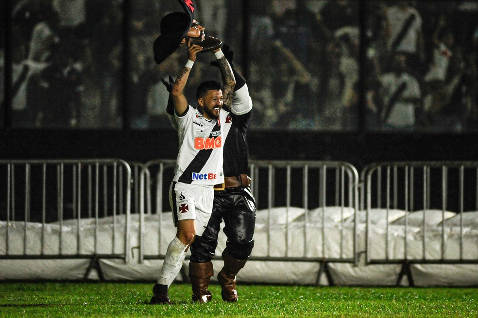 Rossi, do Vasco, rouba a cabeça do mascote Almirante em 2019, contra o Cruzeiro — Foto: Allan Carvalho/AGIF