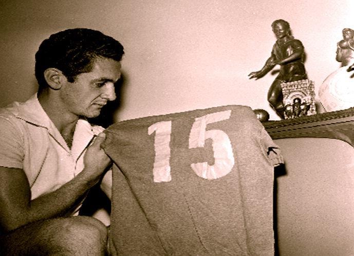 Orlando posa com a camisa que usou na final da Copa do Mundo de 1958. Foto retirada do blog Tardes de Pacaembu