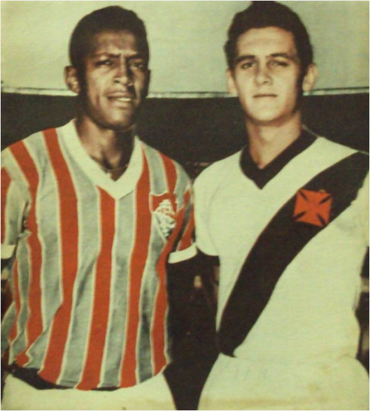 Orlando Peçanha, com a camisa do Vasco, ao lado de Clóvis, do Fluminense. A foto é da Revista Esporte Ilustrado, 934.