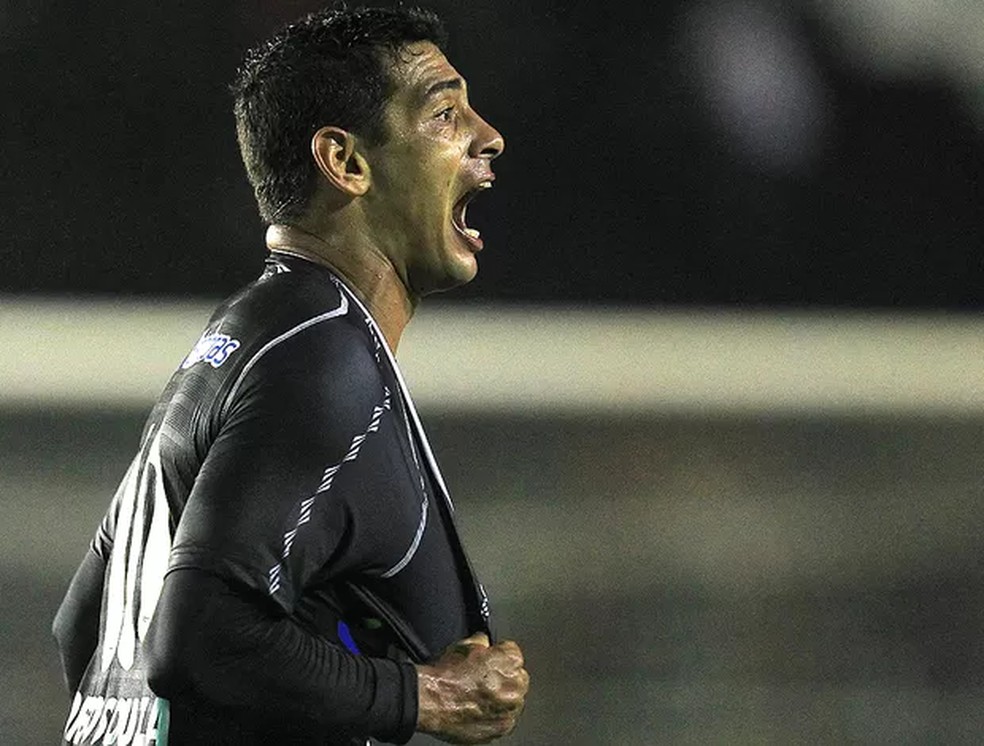 Diego Souza comemora, em tom de desabafo, após marcar um golaço em São Januário — Foto: EFE